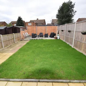 Jesswood Properties: Bright With Airport Proximity Luton (Bedfordshire)